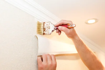 Pose de papier peint à la Favière — revêtements muraux et toiles de verre